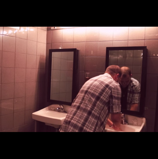 Той си измива ръцете в тоалетната на нощния клуб. Сега обърни внимание на огледалото и защо мъжът се шокира и остана без думи