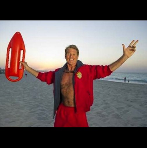 Вижте как изглежда днес Мич от Спасители на плажа! Ексклузивни снимки на 63-годишния актьор с 36-годишната му ...