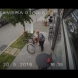 Накъде отива светът? Спипаха баба да краде велосипед посред бял ден - вижте как крадлата яхва колелото в изобличаващото видео: