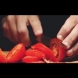 Вярвате или не, това видео, което показва рязане на домати има повече от 100,000 прегледа