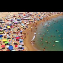 Внимавайте ако почивате там: 500 евро глоба за секс на плажа, 150 за разходка по бански, а в Гърция никога не носете ...