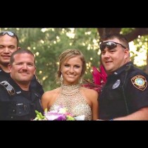 Тя беше избрала зашеметяваща рокля за своя бал, но погледни какво полицаите държат в ръцете си...