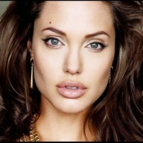 Излезнаха невиждани снимки на Анджелина Джоли преди да стане известна. Вижте как е изглеждала (Снимки)