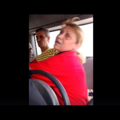 Току що пуснаха тези кадри: Вижте какво се случи с жена в градския автобус!