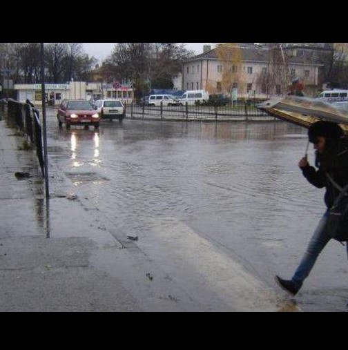 Пороен дъжд се изсипа в Перник! Градът е под вода! Наводни са района на автогарата ...