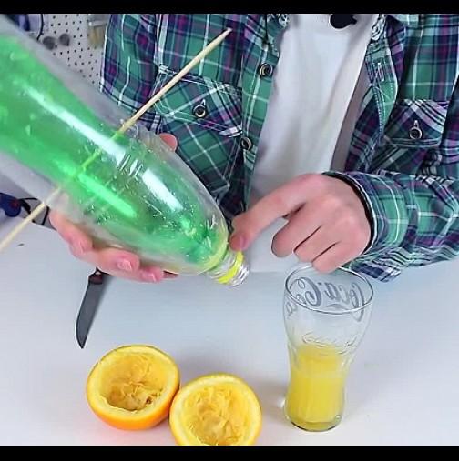 Гениално просто: Вижте как се прави сокоизстисквачка за портокали от 2 пластмасови бутилки (ВИДЕО)!