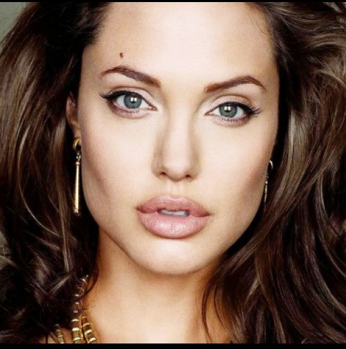 Излезнаха невиждани снимки на Анджелина Джоли преди да стане известна. Вижте как е изглеждала (Снимки)