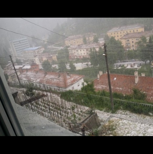 Зверска градушка и буря потопиха Южна България (ВИДЕО)