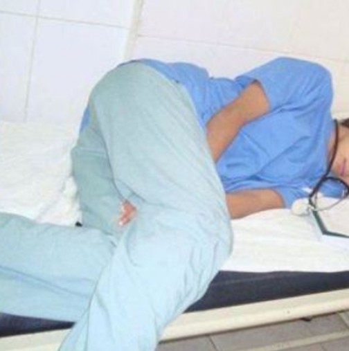 Тази лекарка е хваната, докато спи по време на дежурство и вижте какво се случи с нея!