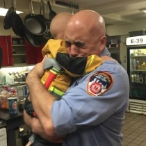 Момченце, болно от рак разплака пожарникарите, но ето какво направиха, за да осъществят мечтата му, преди да е станало фатално късно