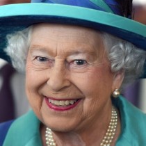 Английската кралица стана за резил на рождения си ден. Тоалетът й просто беше вцепеняващ (Снимки)