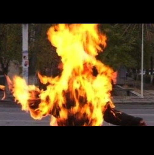 Кошмар в Дупница! Мъж се самозапали