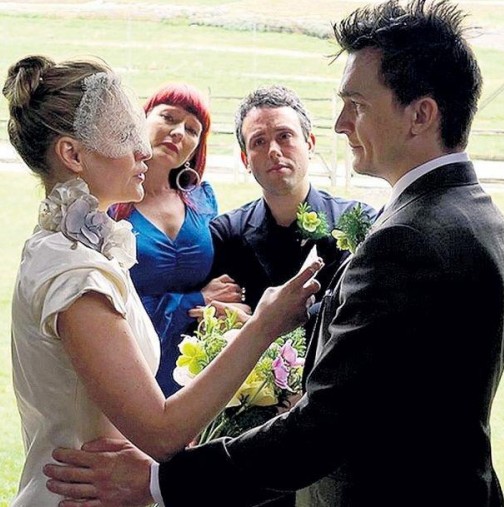 Пред любовта няма препятствия! Английски актьор се ожени за шампионка без крака (СНИМКИ)