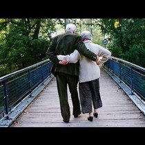 Нечувано: Баба на 92 избяга от старческия дом с младия си любовник!