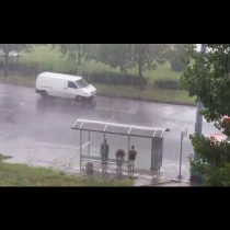 Вижте къде има страшна буря в момента! Дъждът наводни улиците за минути (Видео и Снимки)