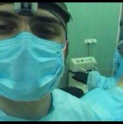 Студент публикува снимки на гола пациентка и взриви интернет