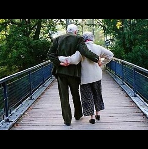 Нечувано: Баба на 92 избяга от старческия дом с младия си любовник!
