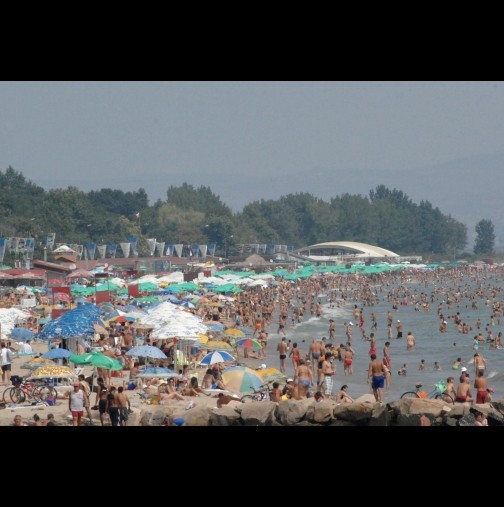 Лекари алармират: Коктейл от 7 зарази трови почивката на стотици туристи по родното Черноморие
