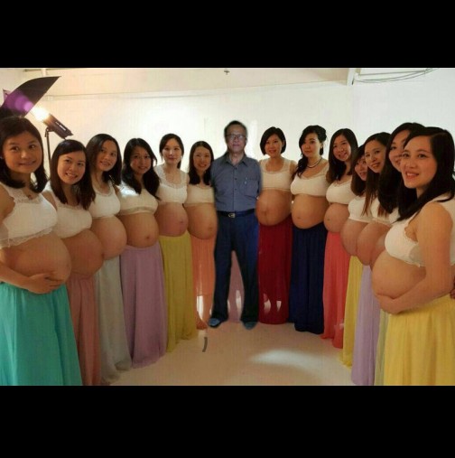 Снимката, която хвърли в шок Интернет: Той показа 13-те жени в харема си, при това всички - бременни!