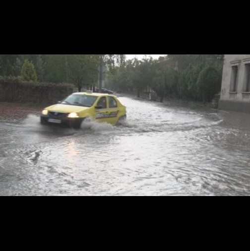 Воден ад след пороен дъжд в ...