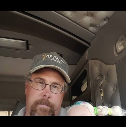 Дъщеря му го помоли да погледа "внучката" си. Снимките, които този шофьор публикува от пътуването, разсмяха света до сълзи!