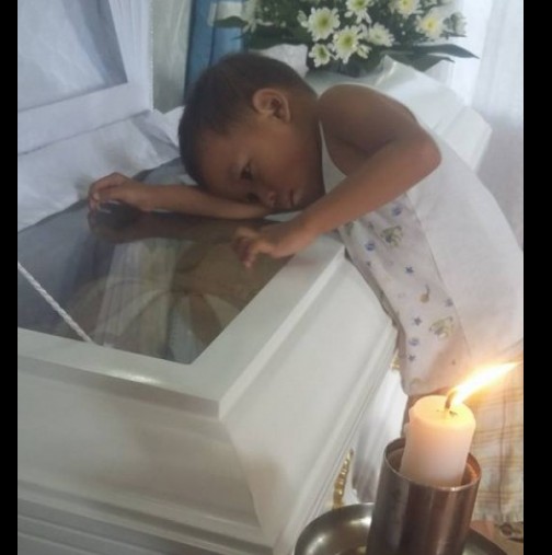 Разтърсващо: малко момче се качва върху ковчега, за да гушка мъртвата си майка