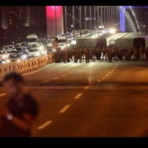 НА ЖИВО! Турция е във военно положение! Превзеха националната телевизия