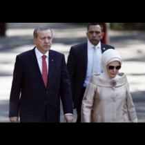 Дворец с копринени тапети за 2800 евро на ролка и 1000 стаи: Как живеят Ердоган и неговата съпруга? Снимки