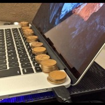 Тя сложи купчини монети на лаптопа си и ги остави за няколко часа. Никога няма да се сетите защо!? Гениален трик!
