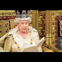 Английската кралица търси мияч на чинии-Вижте каква е заплатата!
