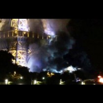 Париж в пламъци! Пожар до Айфеловата кула!