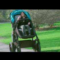 Защо тази жена се вози в детска количка?-Вижте отговора!