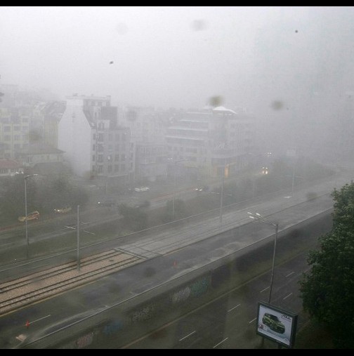 В момента: Страшна буря с градушка и гръмотевици се извива над София