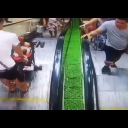 Майка изпусна бебешка количка на ескалатор в мол-Какво се случи с бебето?