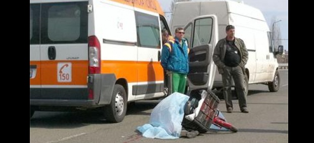 Автобус блъсна велосипедист, колоездачът загина