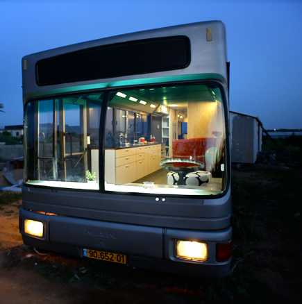 Студент превърна стар автобус в луксозно жилище 