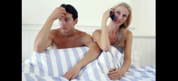 Жените проверяват мобилния телефон по време на секс