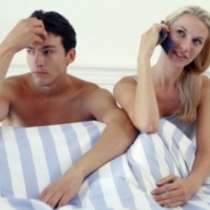 Жените проверяват мобилния телефон по време на секс