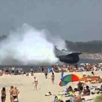 Руски военен кораб се вряза в плаж с хора-Видео