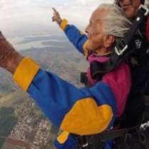 103-годишна баба скочи с парашут