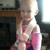 Отрязаха ръката на момиченце, за да го спасят от рак и я пришиха успешно
