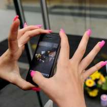 Жените или мъжете са по-пристрастени към телефона си 