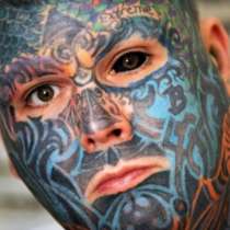Мъж си направи 3D татуировка на лицето 