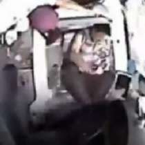 Вижте как шофьор излита през прозореца на автобус!-Видео