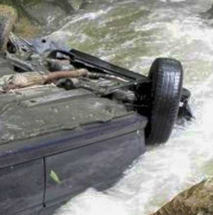 Лека кола с двама души падна в река Бистрица 