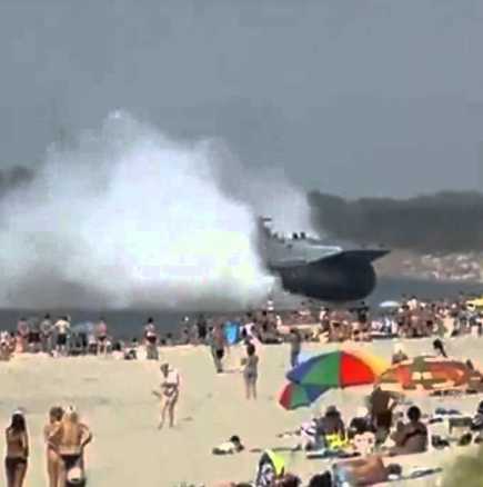 Руски военен кораб се вряза в плаж с хора-Видео