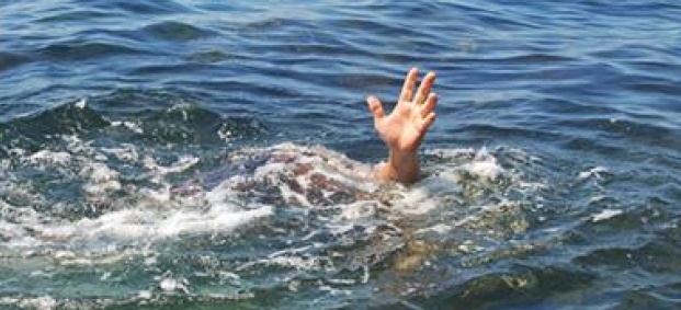Мъж се опита да се удави с раница пълна с камъни
