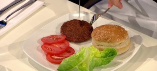 Изядоха първия бургер отгледан в епруветка-Видео