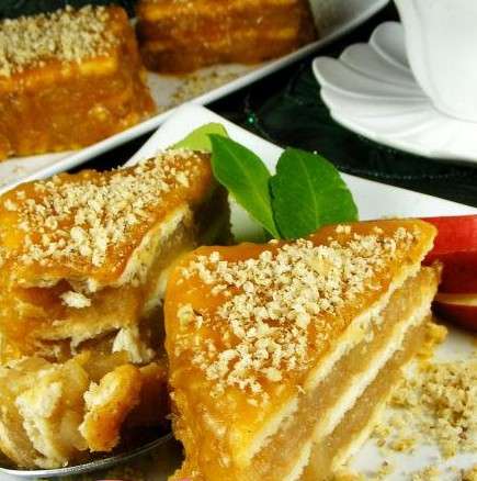 Постна бисквитена торта с ябълки и карамел