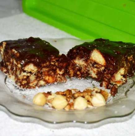 Бисквитени блокчета с кокос и орехи